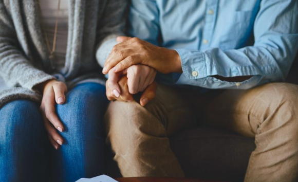 Jinsi ya kumsaidia mwenzi wako kukua kiakili na kihisia