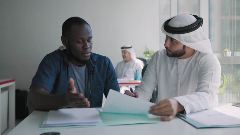 Kazi Dubai kwa wanaume: Nafasi na mishahara yake